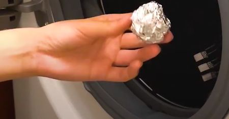 8 zastosowań folii aluminiowej. Wrzuć ją do pralki i zobacz, co się stanie