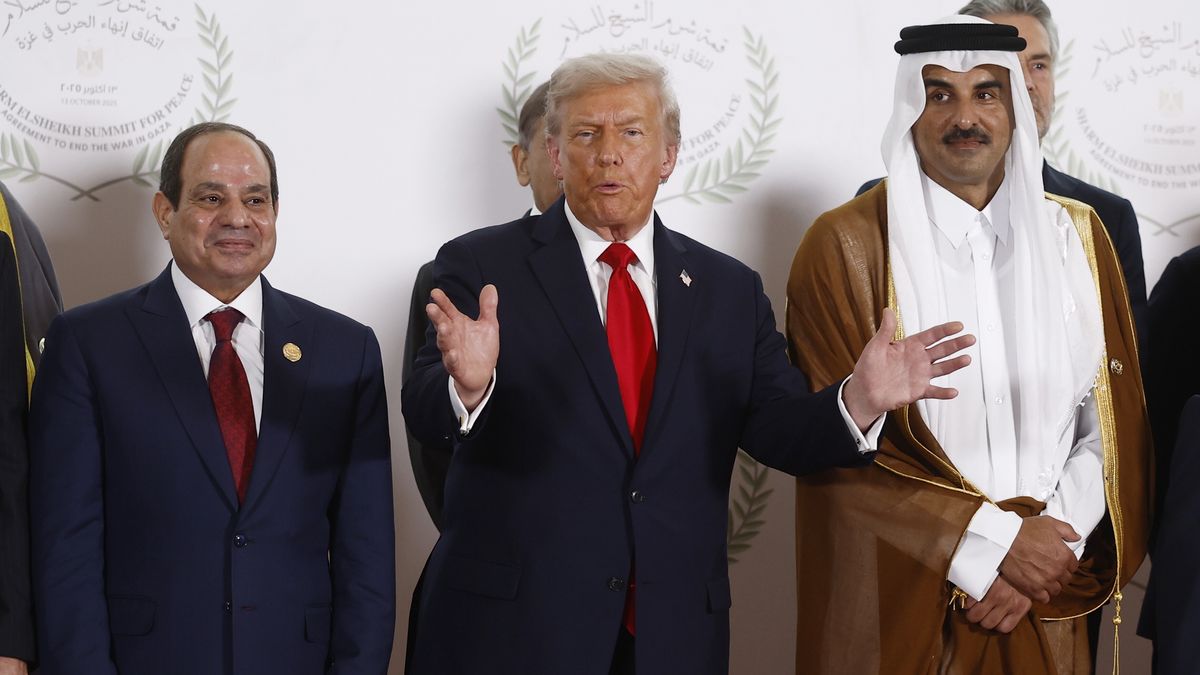 (L-R) Egyptian President Abdel Fattah al-Sisi, US President Donald Trump, and Emir of Qatar Sheikh Tamim bin Hamad al-Thani pose during the family picture at the Gaza Peace Summit in Sharm El-Sheikh, Egypt, 13 October 2025. US President Donald Trump alongside Egypt's President Abdel Fattah al-Sisi with leaders from more than 20 countries attend the summit in Sharm El-Sheikh. The first phase of Gaza peace plan between Israel and Hamas involves the release of Israeli hostages and Palestinian prisoners, the partial withdrawal of Israeli forces, and the delivery of humanitarian aid to Gaza. EPA/YOAN VALAT / POOL Dostawca: PAP/EPA.