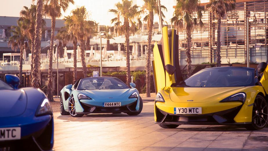 Nowy kabriolet McLarena był prawdziwą gwiazdą na odbywającym się co roku Festiwalu Prędkości Goodwood. Nic dziwnego, bo samochód wygląda obłędnie. Na początku do wybory są trzy kolory: Vega Blue, Sicilian Yellow oraz Curacao Blue.