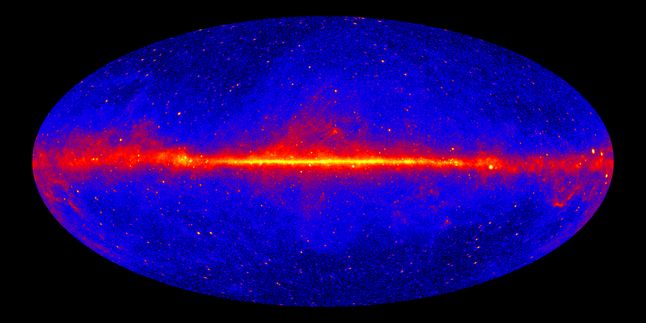 Tak widzi wszechświat teleskop Fermi. Tam gdzie mamy czerwony i żółty kolor, promieniowanie gamma jest silniejsze. Pas pośrodku to emisje z Drogi Mlecznej bliskie i łatwe do obserwacji.