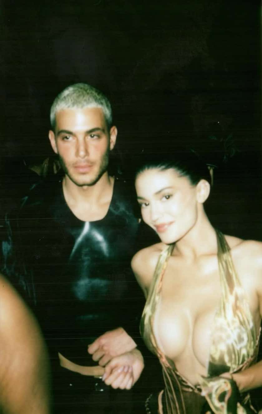 Kylie Jenner szokuje stylizacją na paryskim pokazie