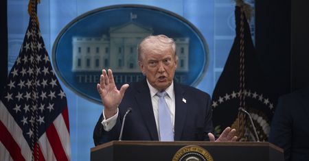Iran każe płacić za pokonanie Ormuz. Trump: "Natychmiast przestańcie"