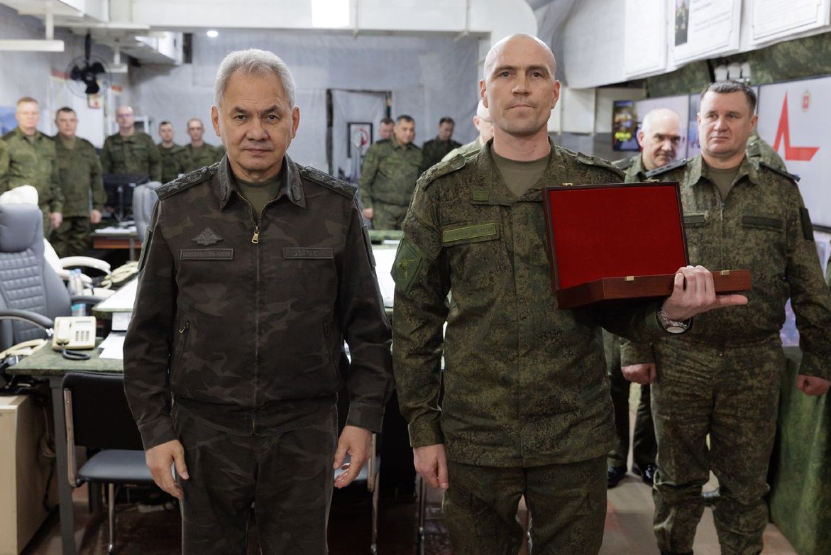 Siergiej Szojgu straszy świat nowymi rosyjskimi dywizjami. Na fot. rosyjski minister wizytujący weteranów wojny w Ukrainie