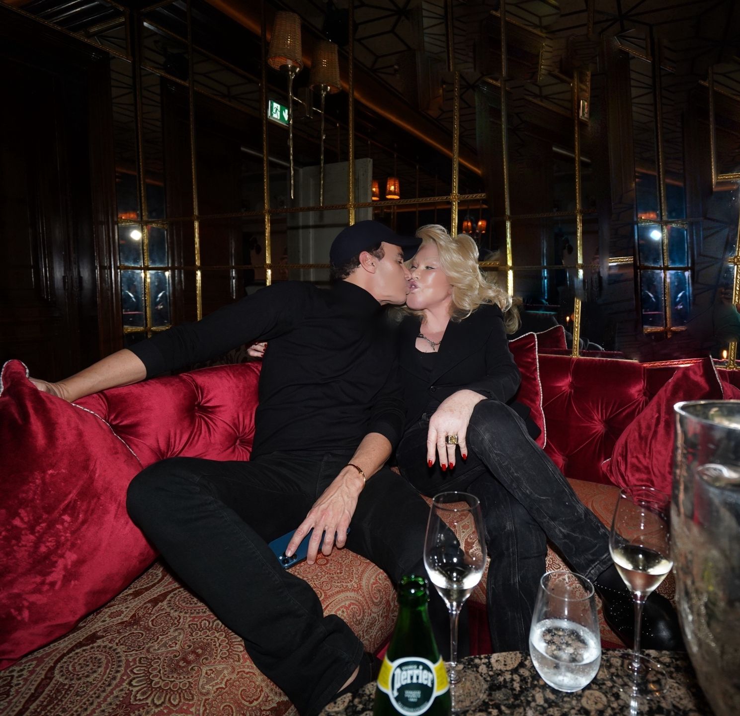 "Kobieta Kot" imprezuje w Paryżu z narzeczonym