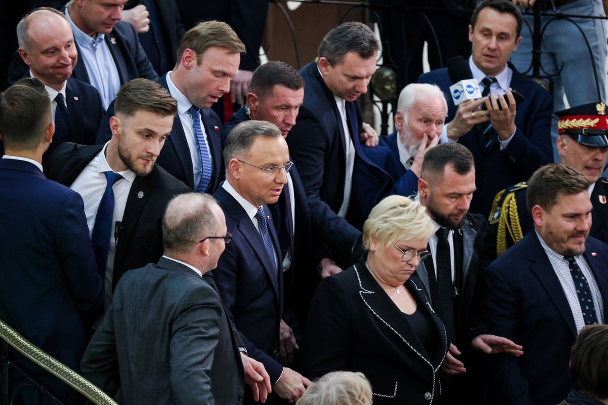 Zamieszanie w Sejmie. Świta prezydenta odepchnęła dziennikarza