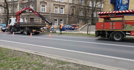 Wichura uszkodziła słup trakcji trolejbusowej. MPK postanowiło go wymienić