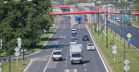 Fotoradar na al. Solidarności zarejestrował już blisko 2,4 tys. wykroczeń. Rekordzista jechał z prędkością 136 km/h