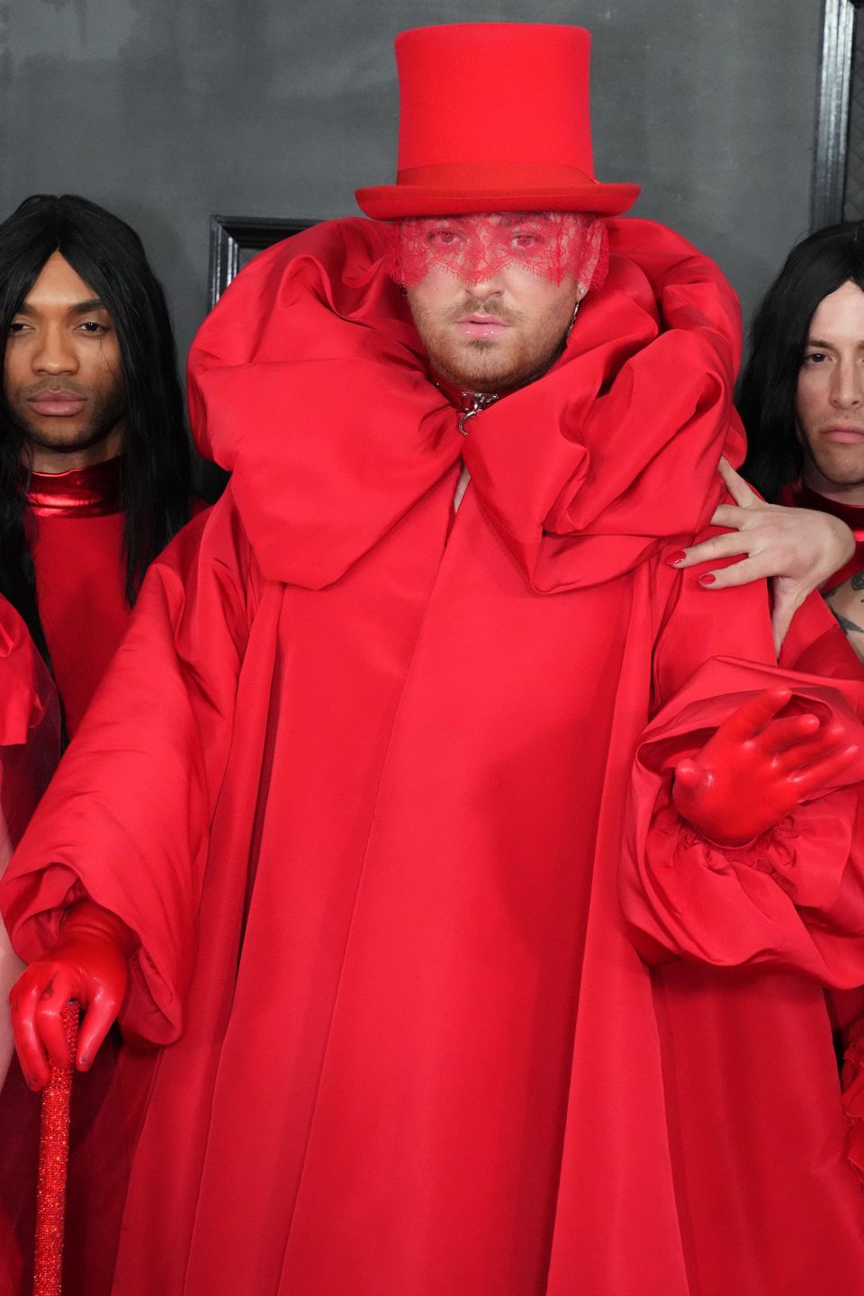 Sam Smith z ekipą na czerwonym dywanie