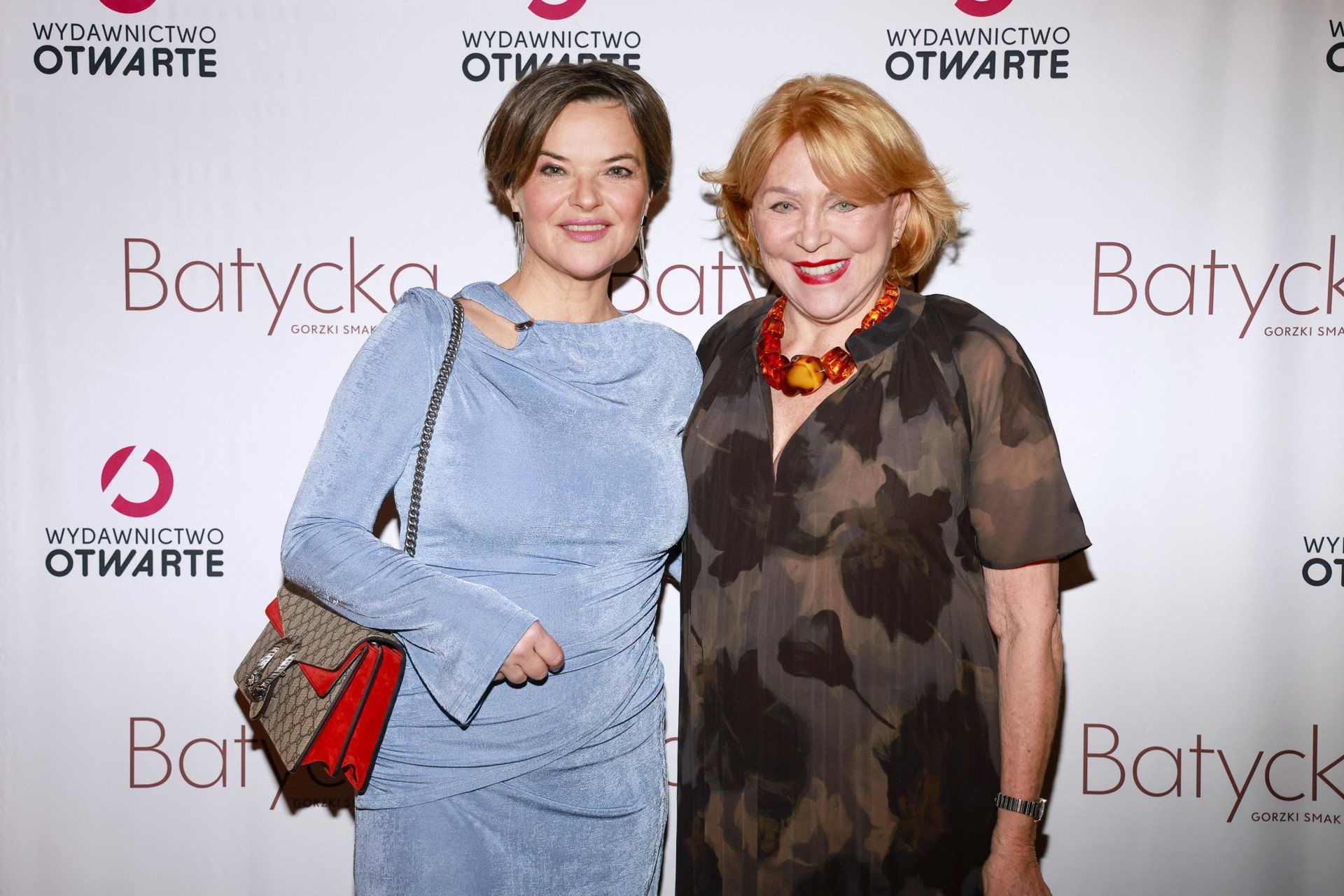 Monika Richardson w aksamitnej stylizacji, która podkreśliła jej kobiecy styl.