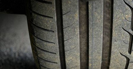 Kierowca potrącił pieszą i odjechał z miejsca zdarzenia. Policja poszukuje sprawcy