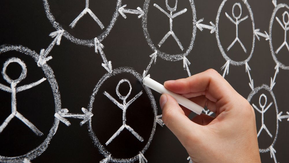 Sieci społeczne na tablicy z