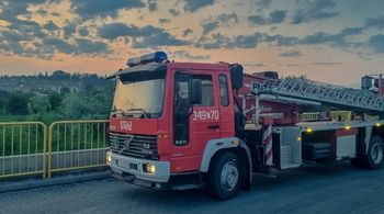 Nowy samochód strażacki dla OSP Grzędzice. 21. metrowy podnośnik koszowy  poprawi możliwości operacyjne jednostki