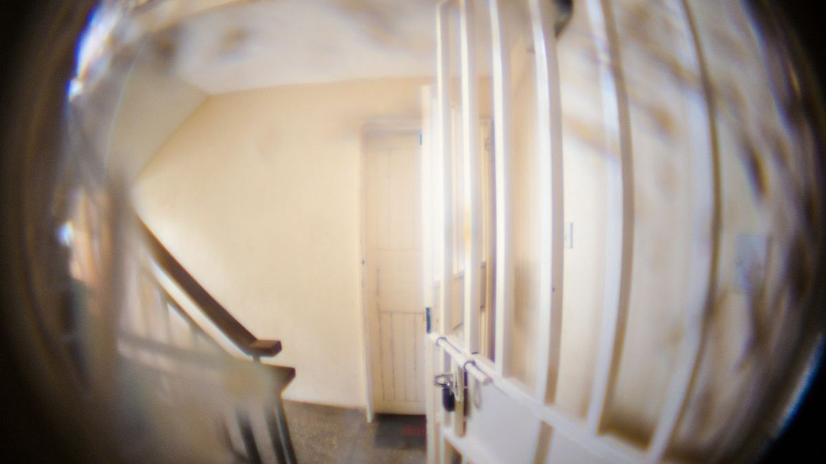 Para robiła to na klatce schodowej. Zdjęcie ilustracyjne. 