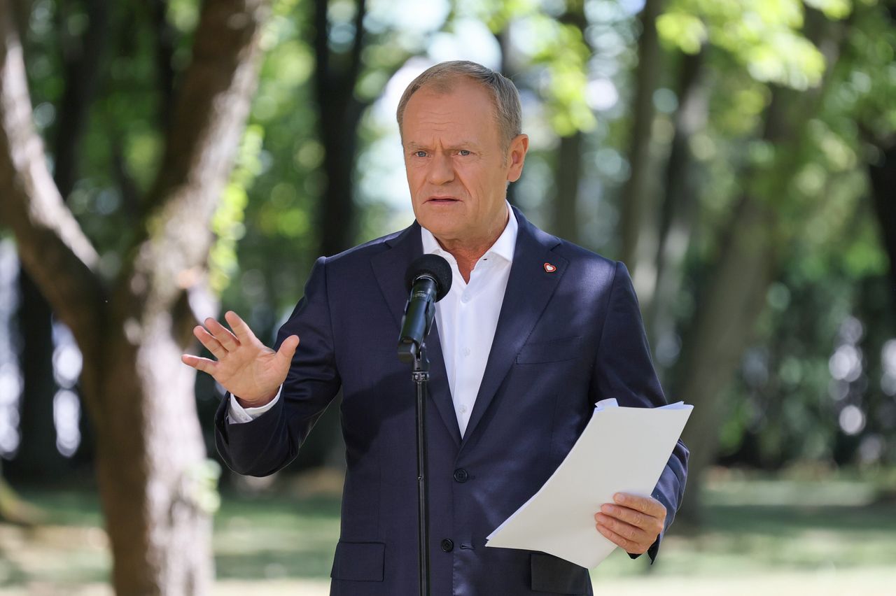 Donald Tusk podczas konferencji prasowej po posiedzeniu rządu przed siedzibą KPRM w Warszawie