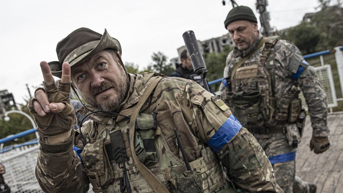 IZIUM, KHARKIV, UKRAINE - SEPTEMBER 14: Ukrainian soldiers patrol at the streets of Izium city after Russian Forces withdrawal as Russia-Ukraine war continues in, Kharkiv Oblast, Ukraine on September 14, 2022. (Photo by Metin Aktas/Anadolu Agency via Getty Images)