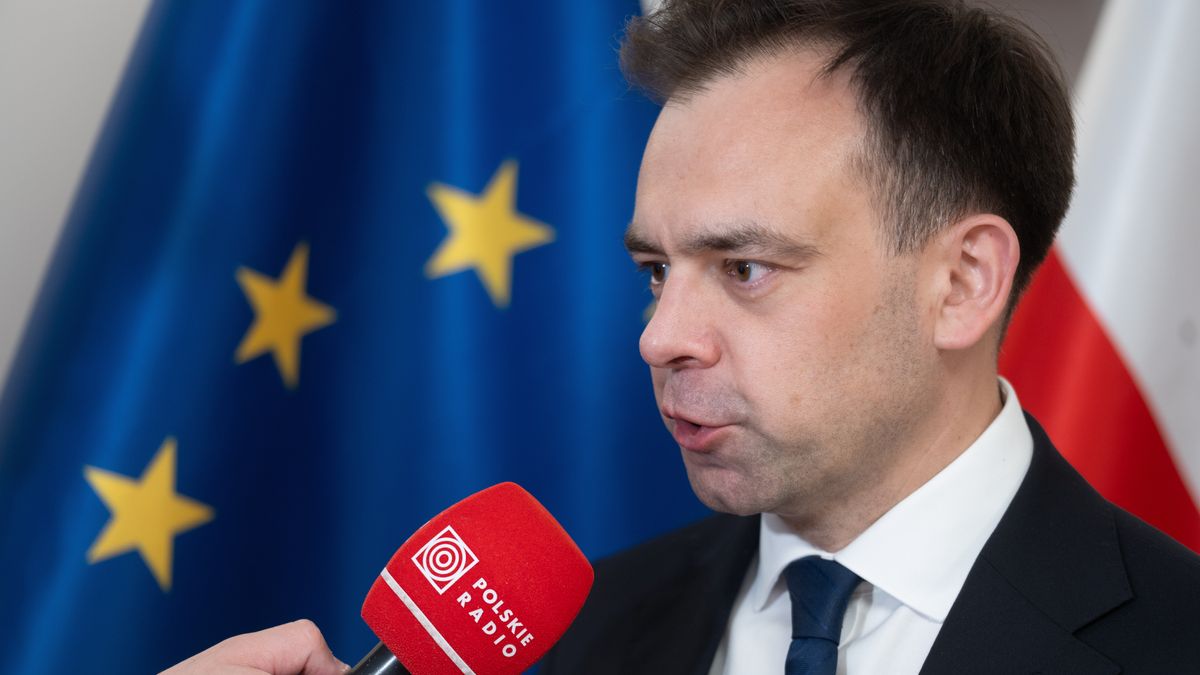 Wilno, Litwa, 24.04.2026. Minister finansów Andrzej Domański podczas wypowiedzi dla mediów po spotkaniu w ambasadzie RP w Wilnie, 24 bm. Ministrowie finansów Polski oraz Litwy, Łotwy i Estonii podpisali wspólną deklarację, mającą na celu wzmocnienie odporności gospodarczej i finansowej wschodniej flanki Unii Europejskiej. (aldg) PAP/Valdemar Doveiko