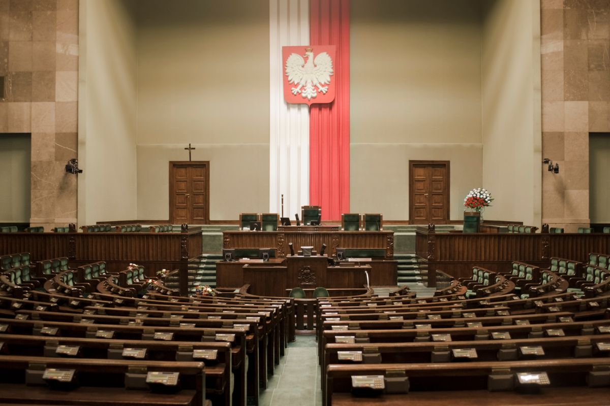 Restauracja sejmowa serwuje tanie dania dość dobrze zarabiającym klientom... 