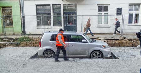 Słynne "zabetonowane" auto w Łodzi zniknęło. Kierowca wykorzystał noc