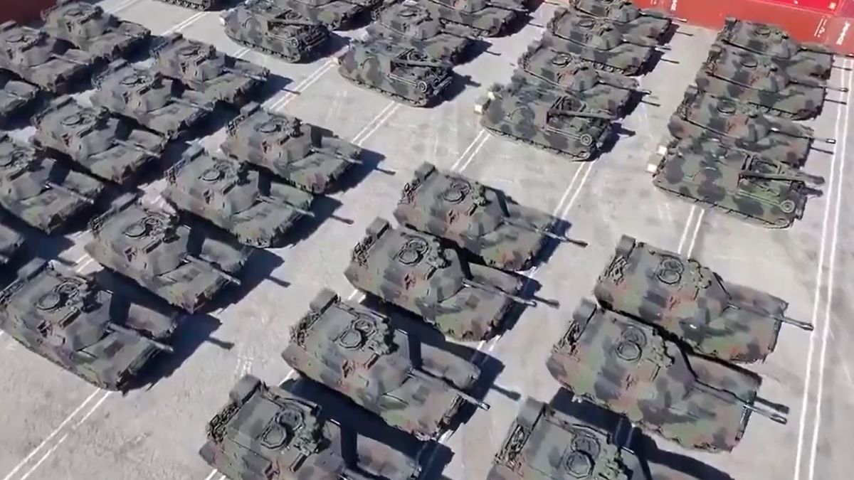 Czołgi Abrams przygotowywane do transportu