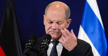 Scholz sprowadzony do schronu. Zawył alarm