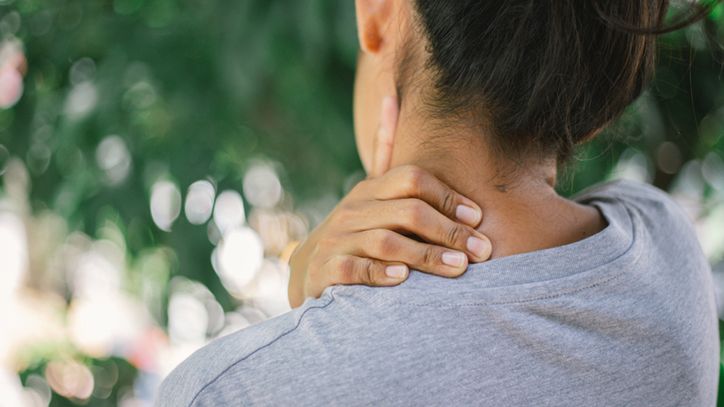 Spondyloartroza (zwyrodnienie kręgosłupa szyjnego) to choroba, która wywołuje silny, promieniujący ból.