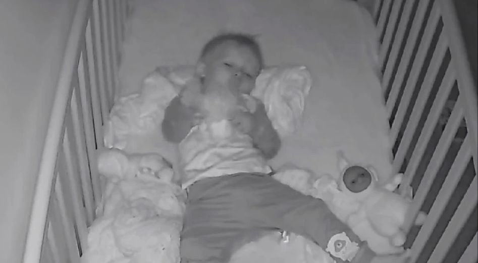 Aiden w swoim łóżeczku