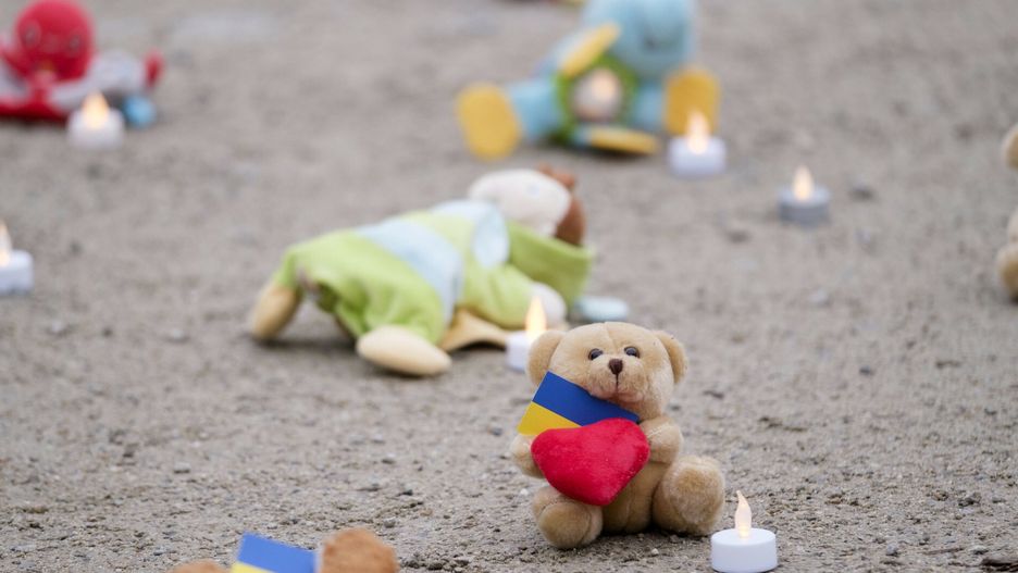 Zabawki symblizuj?ce ?mier? dzieci w wojnie w UkrainiePeople from U.S.-based nonprofit organization avaaz light candles beside teddy bear in Schuman Roundabout, the heart of the EU district on February 24, 2023 in Brussels, Belgium. According to the report, children from 4 months to 17 years old have been kidnapped, with many placed in Russian re-education camps and some forcibly adopted by Russian families. Others have even undergone military training. The goal appears to be replacing any childhood attachment to Ukraine with a love for Russia. Fot: Thierry Monasse/REPORTERThierry Monasse/REPORTER