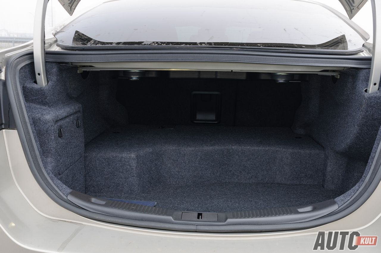 Znacznie gorszy dostęp niż w liftbacku, mniejsza przestrzeń i nieregularne kształty - bagażnik Mondeo Hybrid jest bardzo niepraktyczny.