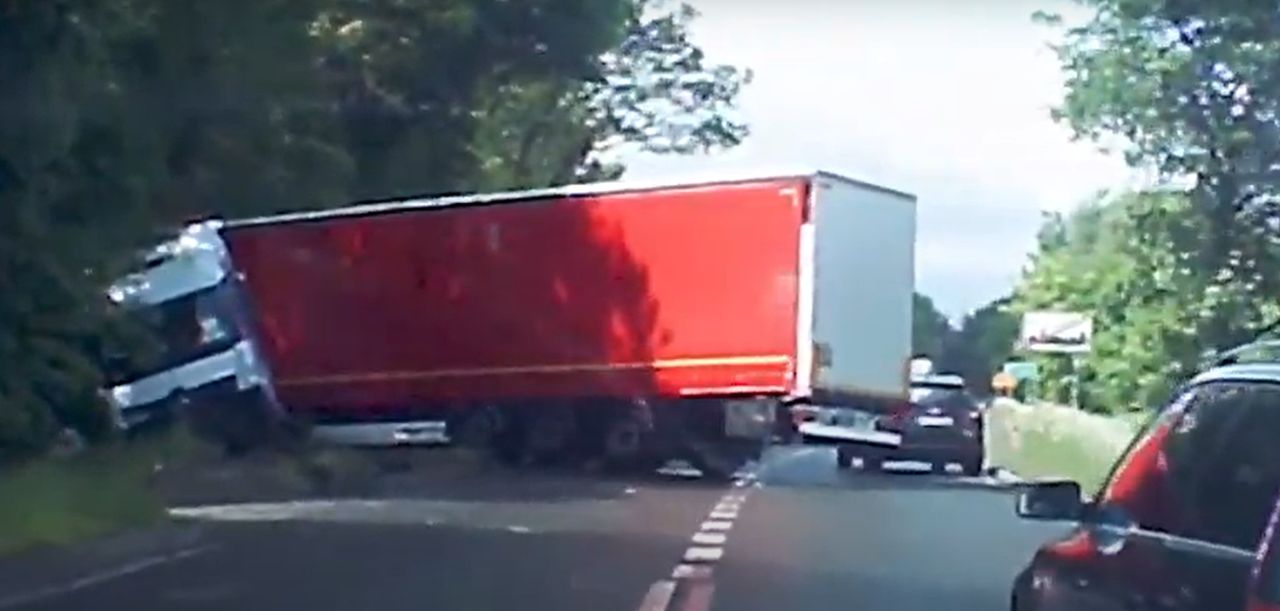 Wypadek policjantów z grupy Speed. Zderzyli się z TIR-em