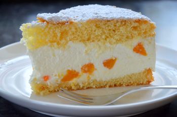 Puszyste ciasto przekładam kremem z owocami. Zrobię na Dzień Babci i Dziadka