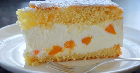 Puszyste ciasto przekładam kremem z owocami. Zrobię na Dzień Babci i Dziadka