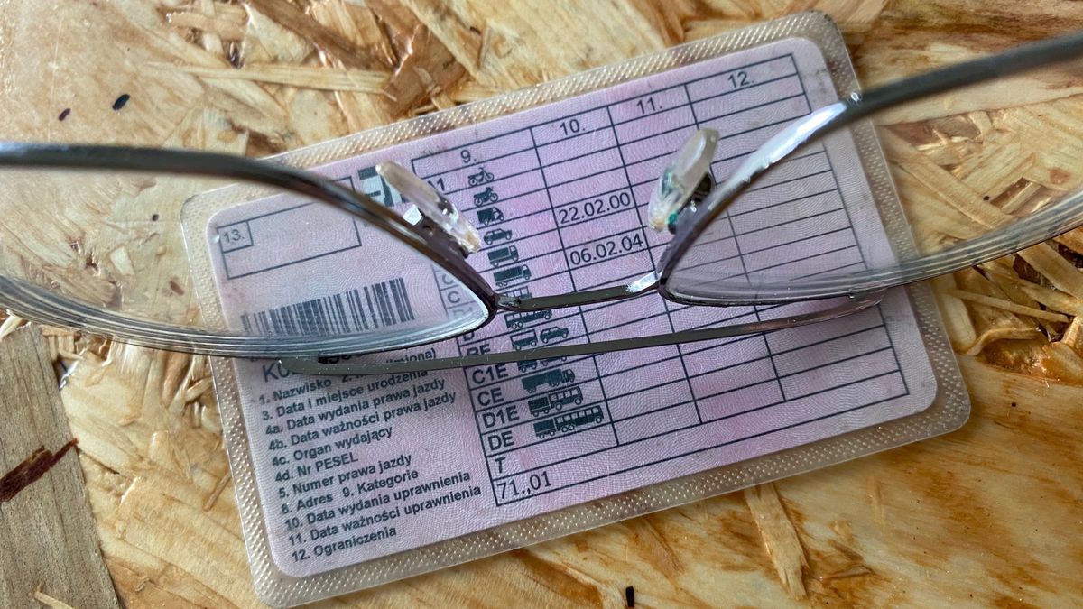 Najlepiej mieć w prawie jazdy kod 01.06 - wtedy możemy jeździć i w okularach, i w soczewkach