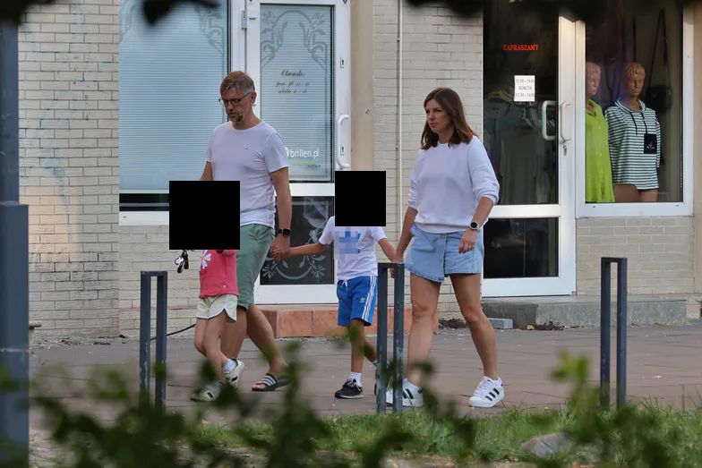 Karolina Gorczyca i Krzysztof Czeczot z dziećmi na mieście