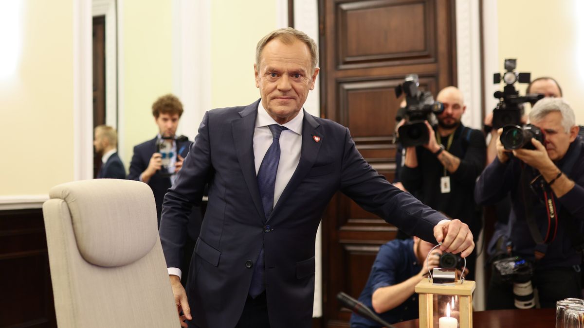 Warszawa, 19.12.2023. Premier Donald Tusk przed posiedzeniem rządu, 19 bm. w KPRM w Warszawie. Rząd ma zająć się projektem budżetu na 2024 r. (aldg) PAP/Leszek Szymański