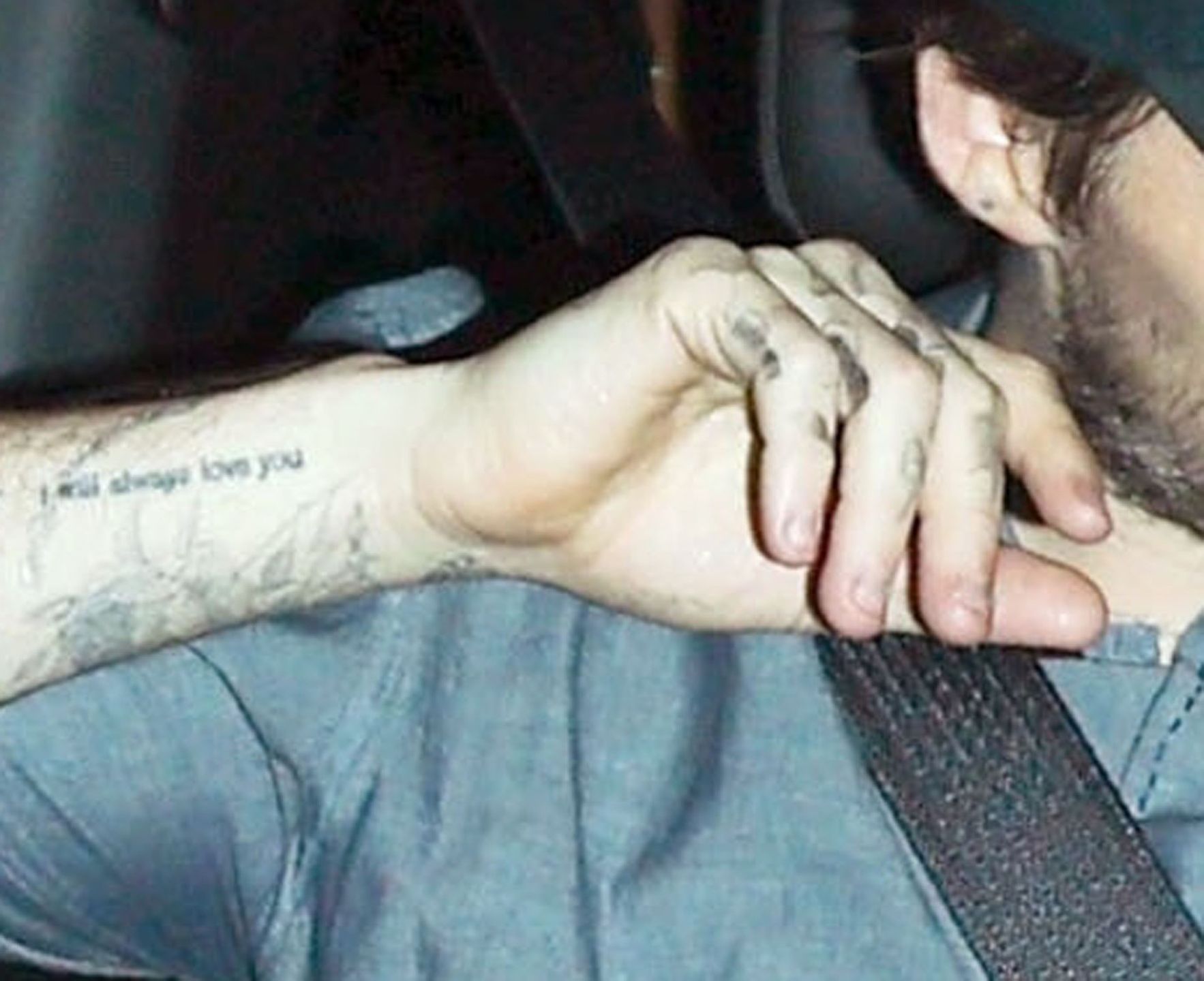 Brooklyn Beckham usuwa KOLEJNE "rodzinne" tatuaże