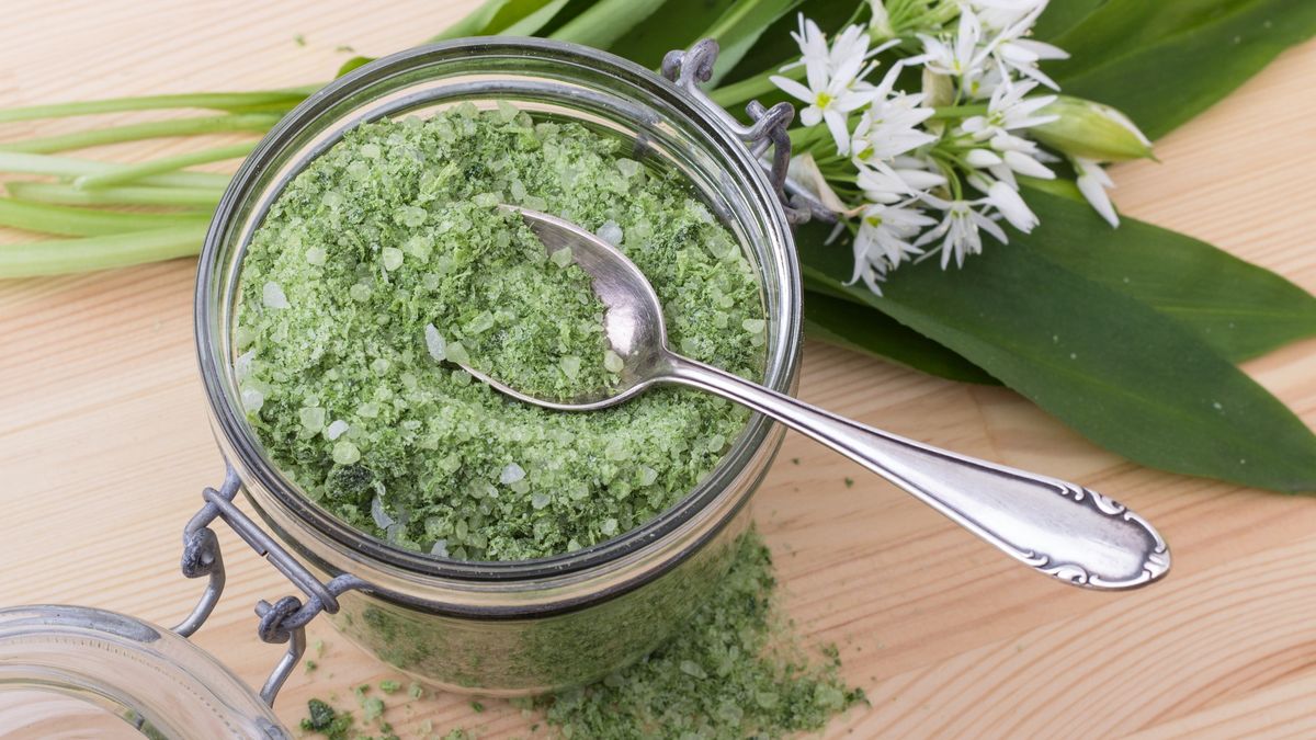 herbal salt and wild garlicGreen herbal salt of wild garliccoramuellerHerb salt, fresh, leaves, flowers, wild garlic, herbs, salt, healthy, aromatic, green, tea spoon, wood, coarse salt, salt crystals, vessel, Overhead View, top view, bottling jar, preserving jar, canning jar