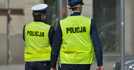 Gola. Ktoś zapukał do drzwi domu seniorów. Był nagi i cały we krwi