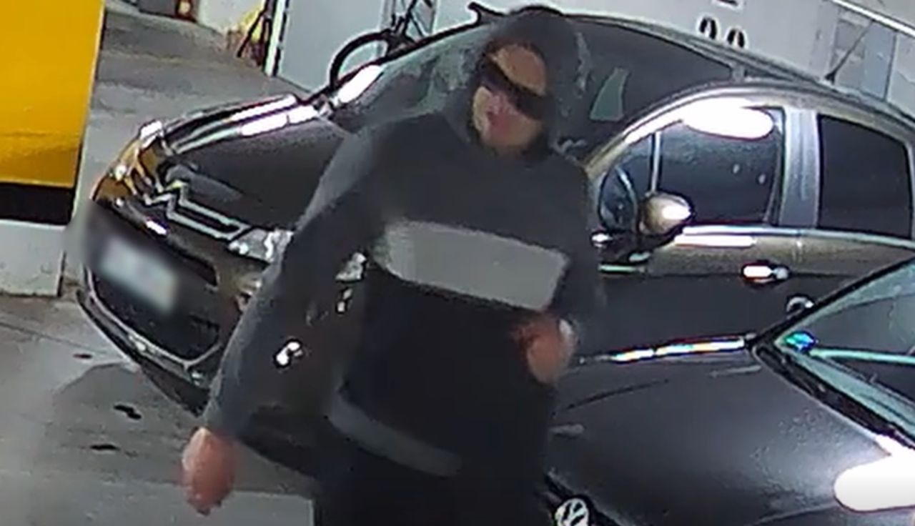 Spojrzał w stronę kamery. Skandal, co zrobili. Teraz każdy zobaczy