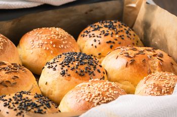 Szybkie bułeczki bez drożdży. Zrób na śniadanie, zamiast biec do piekarni