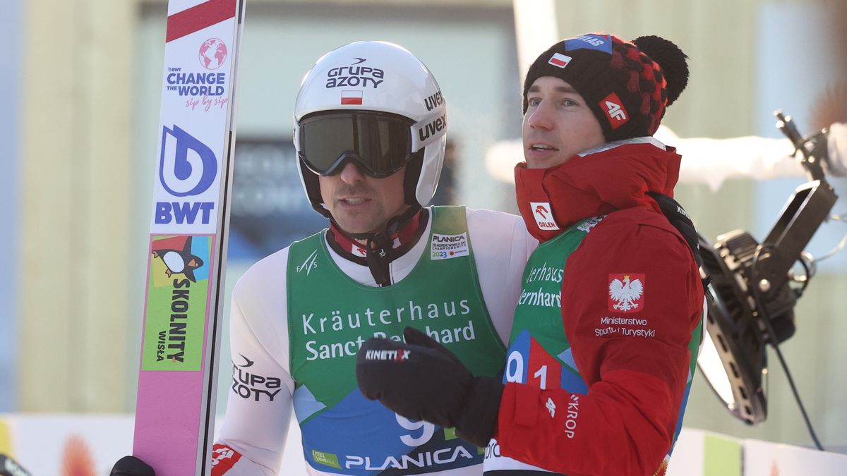 Planica, Słowenia, 04.03.2023. Mistrzostwa świata w narciarstwie klasycznym Planica 2023. Polacy Piotr Żyła (L) i Kamil Stoch (P) po skokach w drugiej serii konkursu drużynowego na skoczni HS 138, 4 bm. (js) PAP/Grzegorz Momot