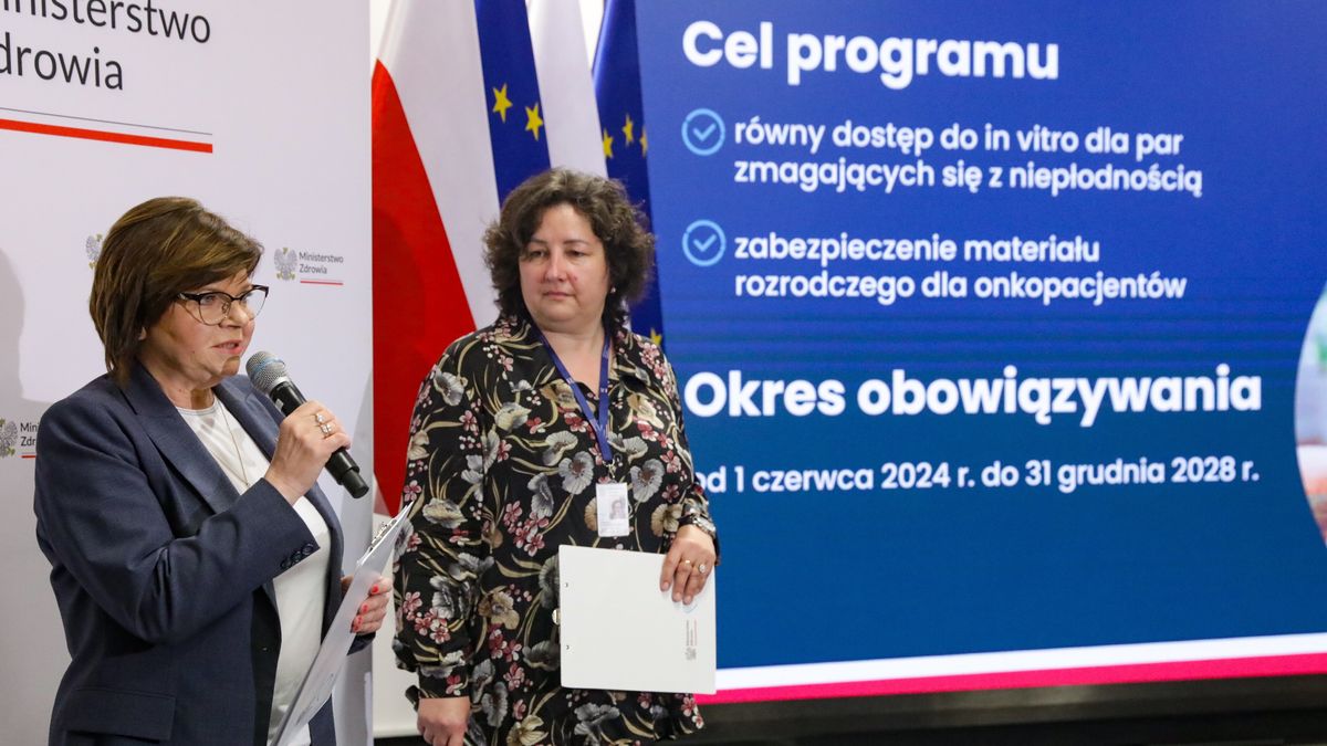 Warszawa, 10.04.2024. Minister zdrowia Izabela Leszczyna (L), przewodnicząca zespołu do spraw opracowania kryteriów programu polityki zdrowotnej leczenia niepłodności Dagmara Korbasińska (P) podczas briefingu prasowego w siedzibie Ministerstwa Zdrowia w Warszawie, 10 bm. Podczas konferencji przedstawiono założenia programu in vitro. (sko) PAP/Tomasz Gzell