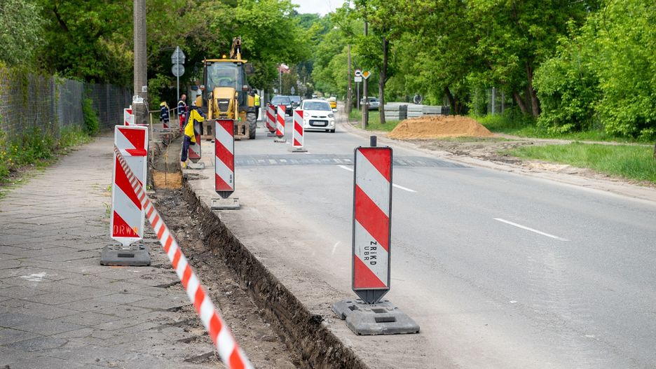 Warszawa. Remont chodnika na ul. Idzikowskiego