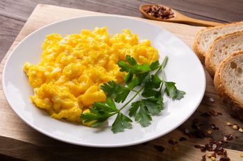 To najgorsza jajecznica dla serca. Ten dodatek podnosi cholesterol