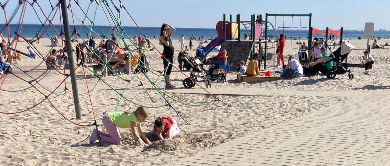 W Gdyni jak w sezonie. "Na plaży tłumy, na placu zabaw aż czarno"