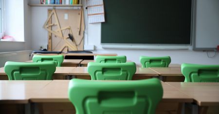 Koronawirus. Cztery klasy ze szkoły w Dobrzeniu Wielki na kwarantannie. Zakażony ksiądz