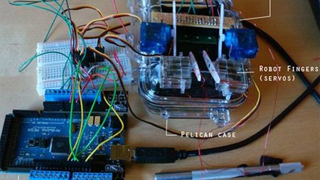 Robot domowej roboty, który gra w Rock Band na iPhonie! [wideo] 1