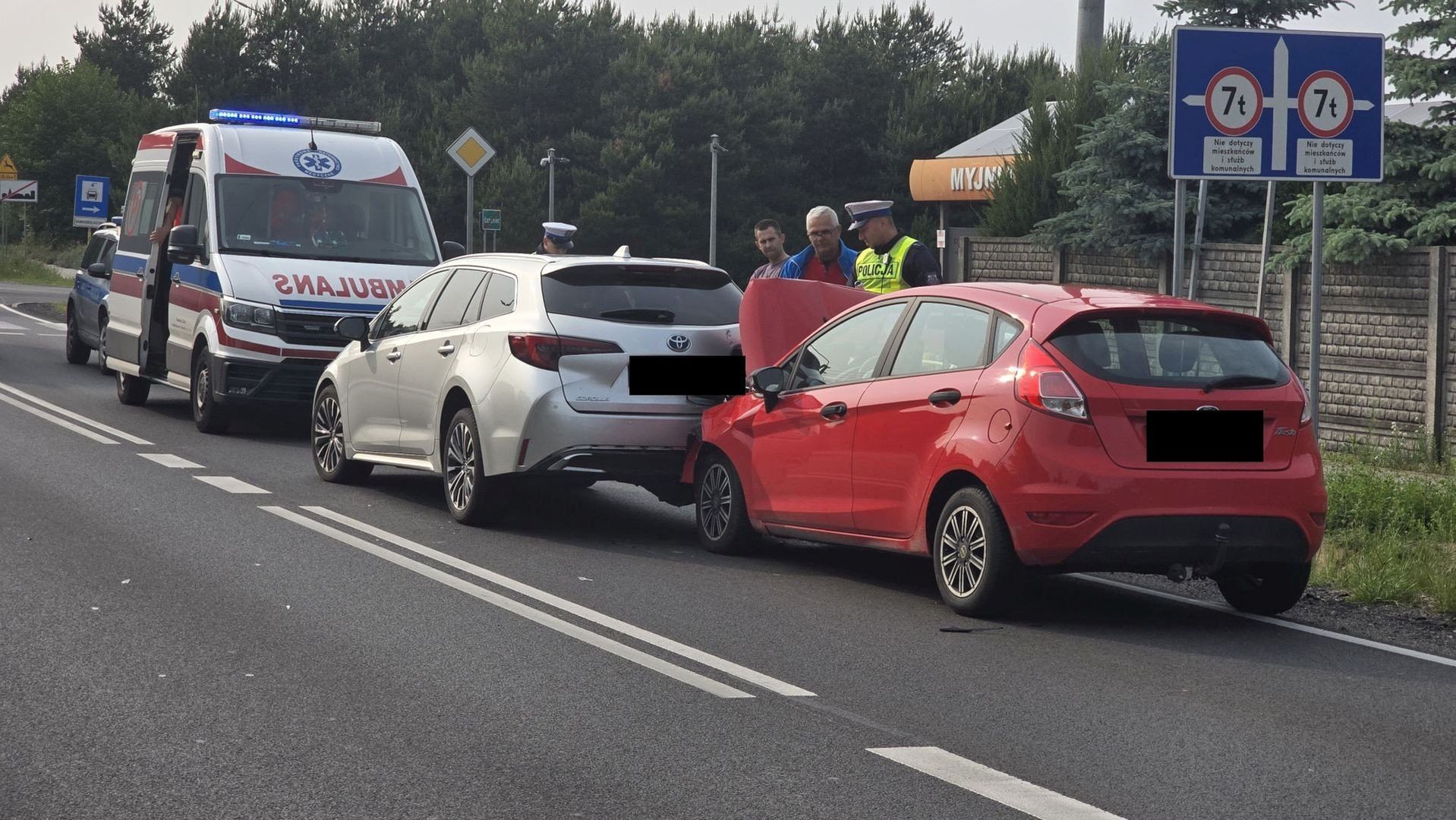 Kolizja w Stawkach. Zderzyły się dwa pojazdy toyota i ford
