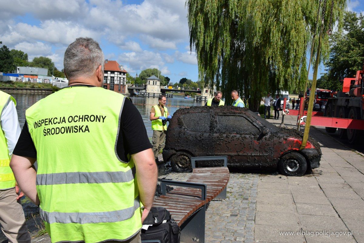 Elbląg. Wyciągnie wraków z rzeki