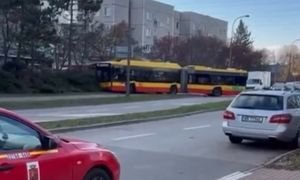 Sceny w Warszawie. Zobaczcie, gdzie wjechał autobusem