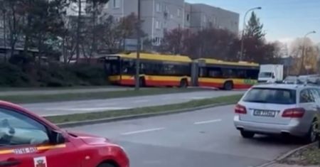 Sceny w Warszawie. Zobaczcie, gdzie wjechał autobusem
